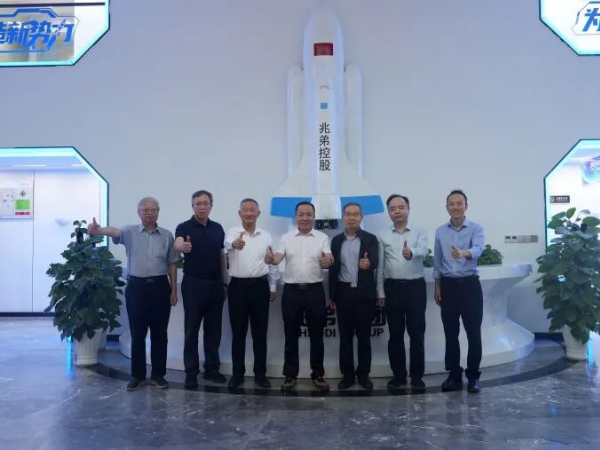 全國工程勘察設(shè)計大師郁銀泉、任慶英、周建龍等專家組團(tuán)考察兆弟綠色全裝配式技術(shù)新突破